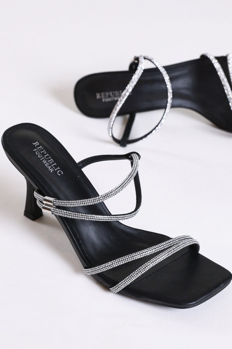 סנדלי עקב - Laura 7-שחור/כסף