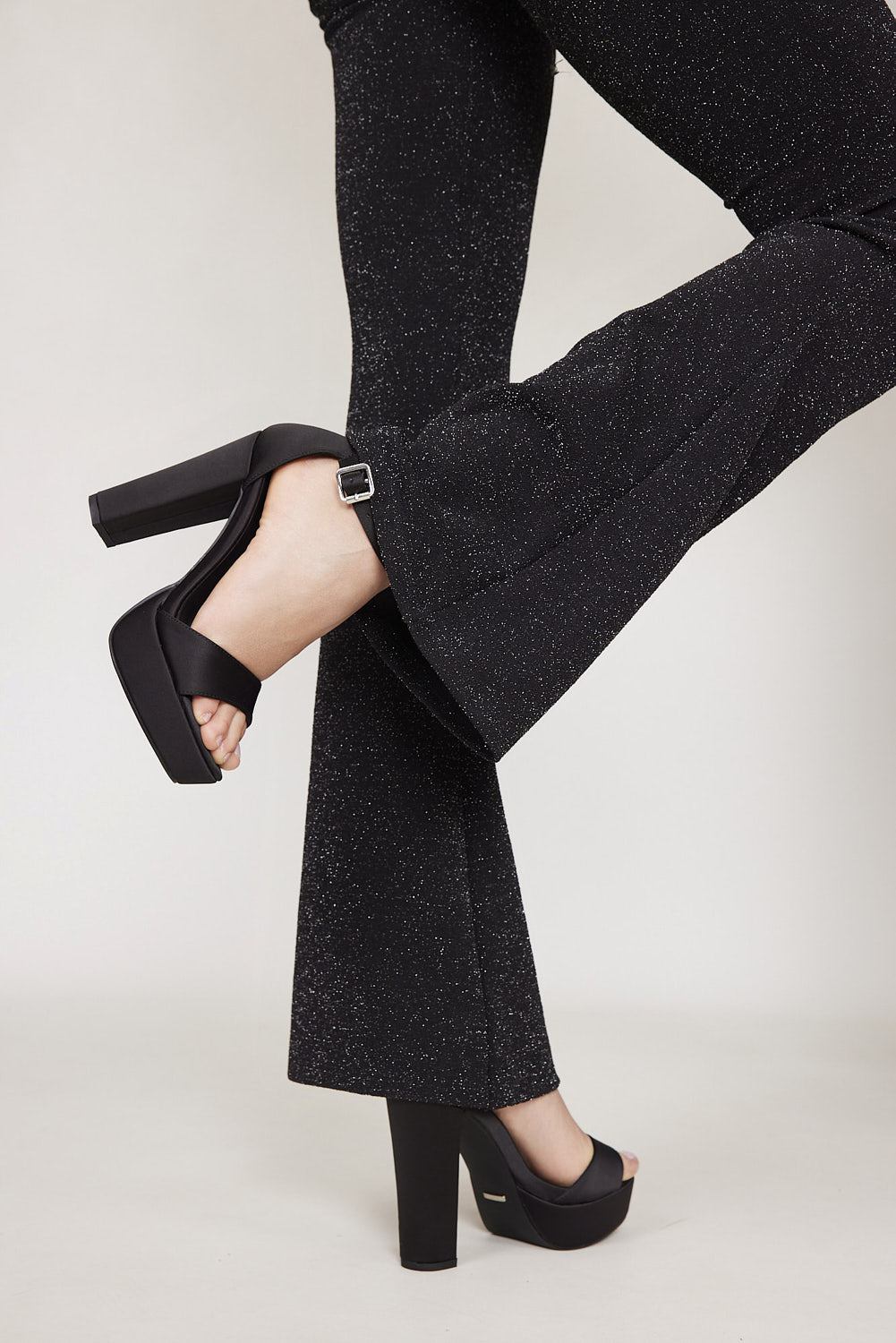 סנדל עקב גבוה עם פלטפורמה