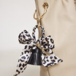 מחזיק מפתחות שחור