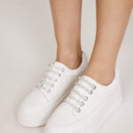 סניקרס לכלות שמלה שנייה