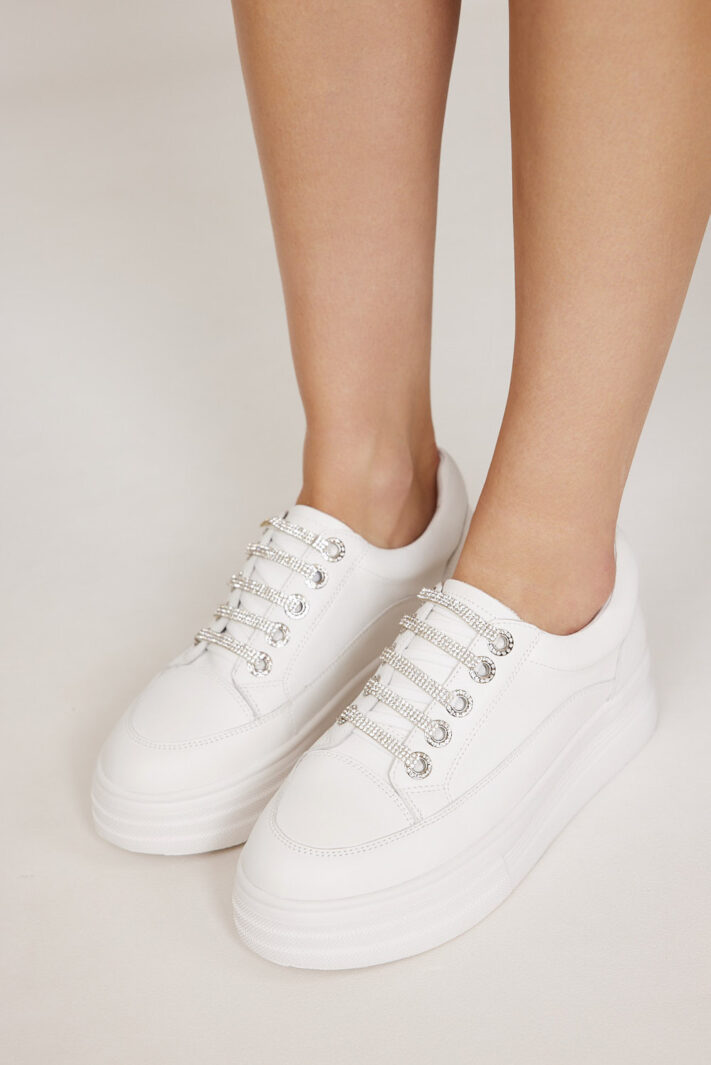 סניקרס לכלות שמלה שנייה