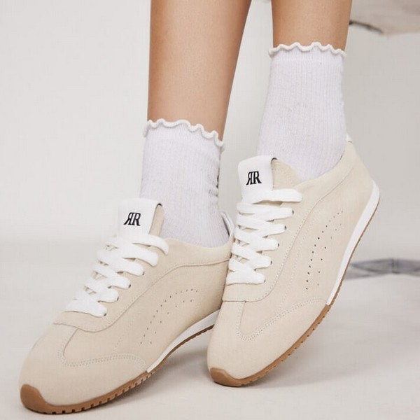 סניקרס עם שמלה